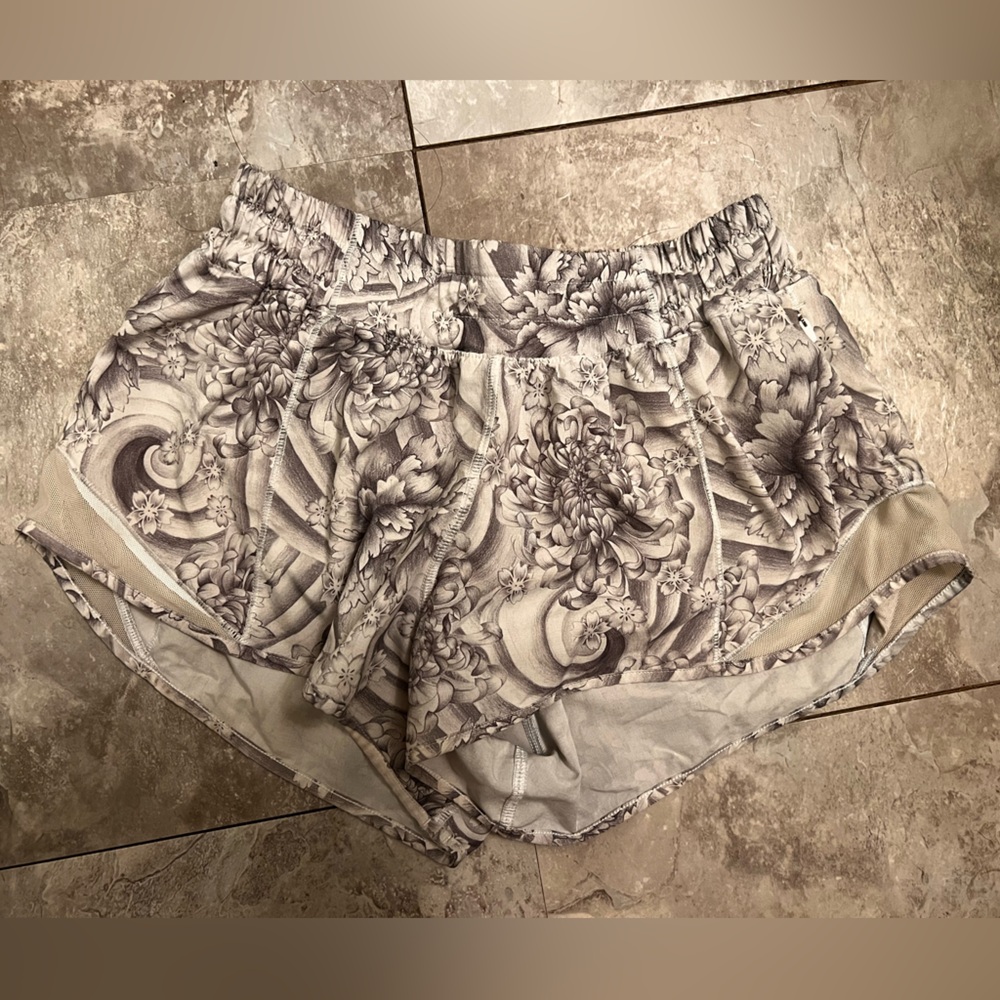 Lululemon Hotty Hot Shorts 2.5”